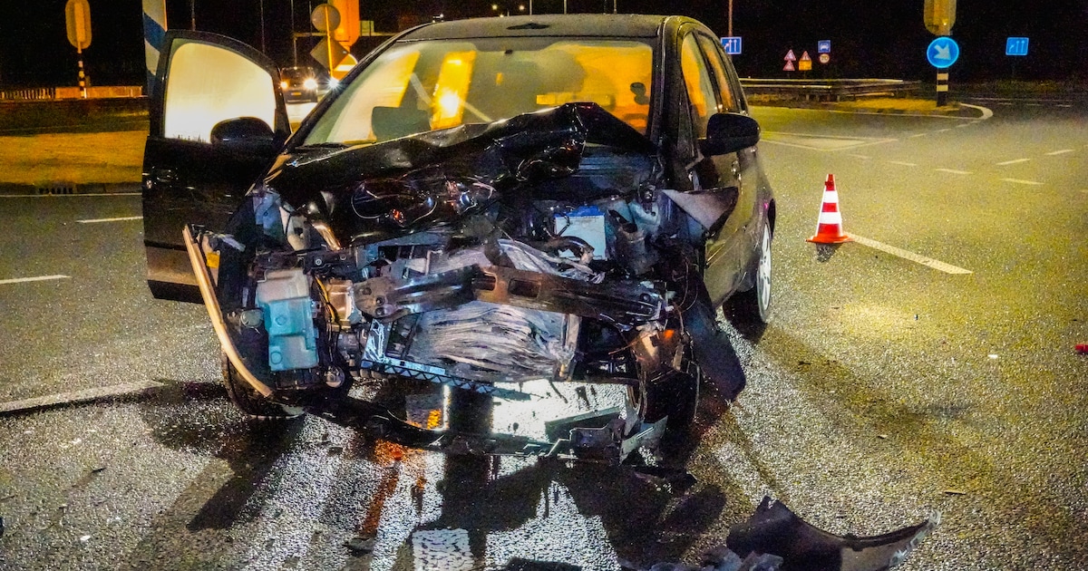 Ongeval midden in de nacht: veel schade nadat auto’s op hoge snelheid botsen.