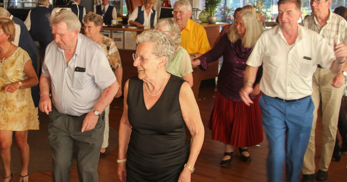 Cor Kersten treedt op bij seniorencafé in Nijmegen