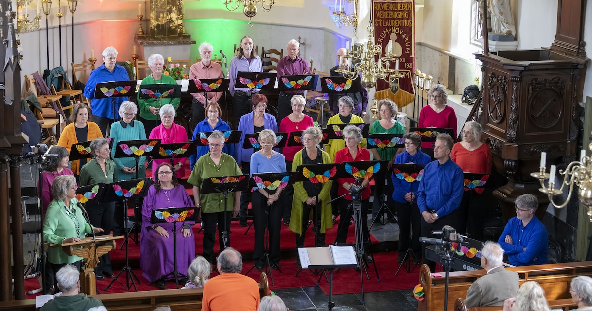 Koor Tot zangs! staat er gekleurd op tijdens concert in Kekerdom