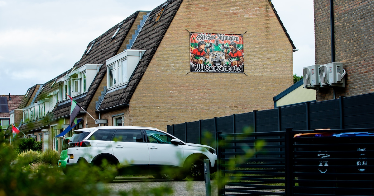 Angelo moet NEC-spandoek weghalen, ook vlag mag niet blijven wapperen: ‘Zo ontzettend kinderachtig’