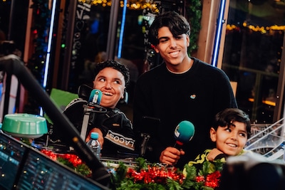 Zieke Riyad (14) geeft geld dat hij zelf hard nodig heeft aan Glazen Huis en dat raakte dj’s: ‘Jullie brengen inspiratie voor ons’