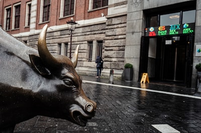 AEX-index begint met winst door hoop op einde oorlog, olieprijs daalt