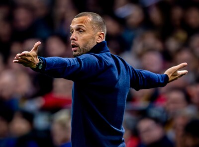 Fanatieke fans van Ajax roepen om ontslag Heitinga: ‘Van dit voetbal krijg je tranen in je ogen’