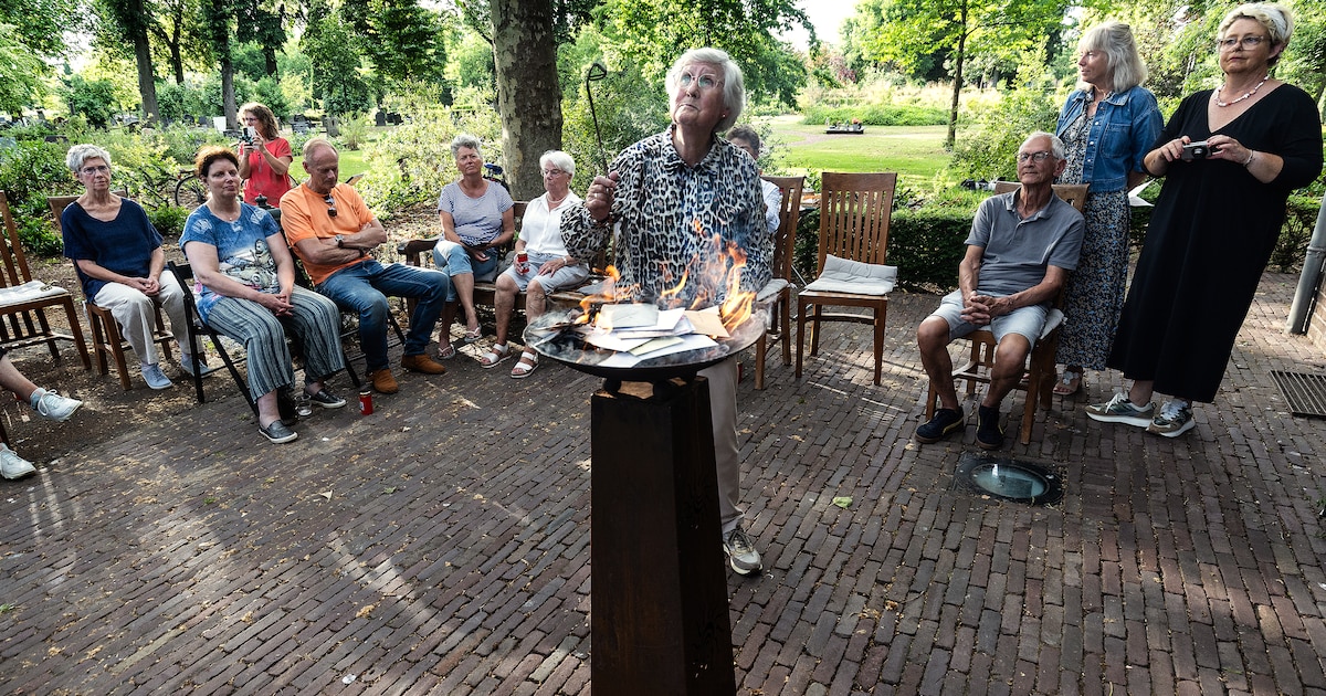 Siny (84) verbrandt brief voor overleden zoon tijdens hemelpostverbranding in Winterswijk: ‘Ik hoop 