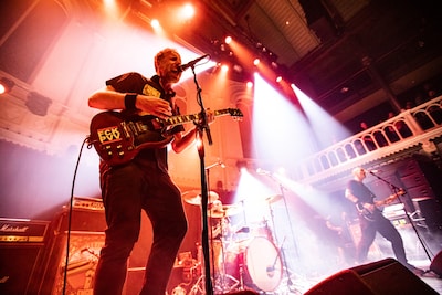 Punkband gaat Nederlandstalig zingen om te protesteren tegen extreemrechts: ‘Met 130 de verkeerde kant op’