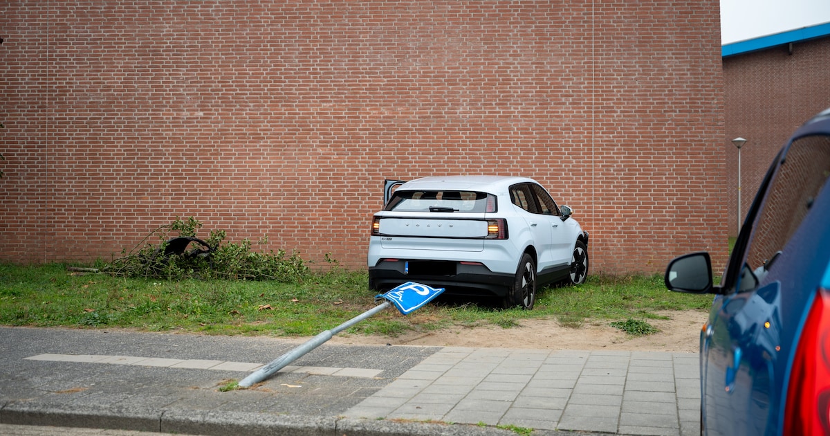 Auto botst tegen gevel van sportcentrum De Scheg in Deventer