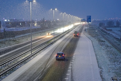 Grote delen van het land weer wit door sneeuw: duel FC Groningen twee keer stilgelegd, glijpartijen op de weg