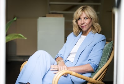 Bedrieger doet zich voor als Claudia de Breij en licht mensen op, cabaretier waarschuwt om ‘uit te kijken’