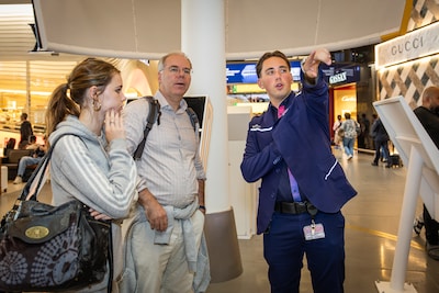 Melvin is met zijn 19 jaar de jongste floormanager van Schiphol: zo ziet zijn werkdag eruit