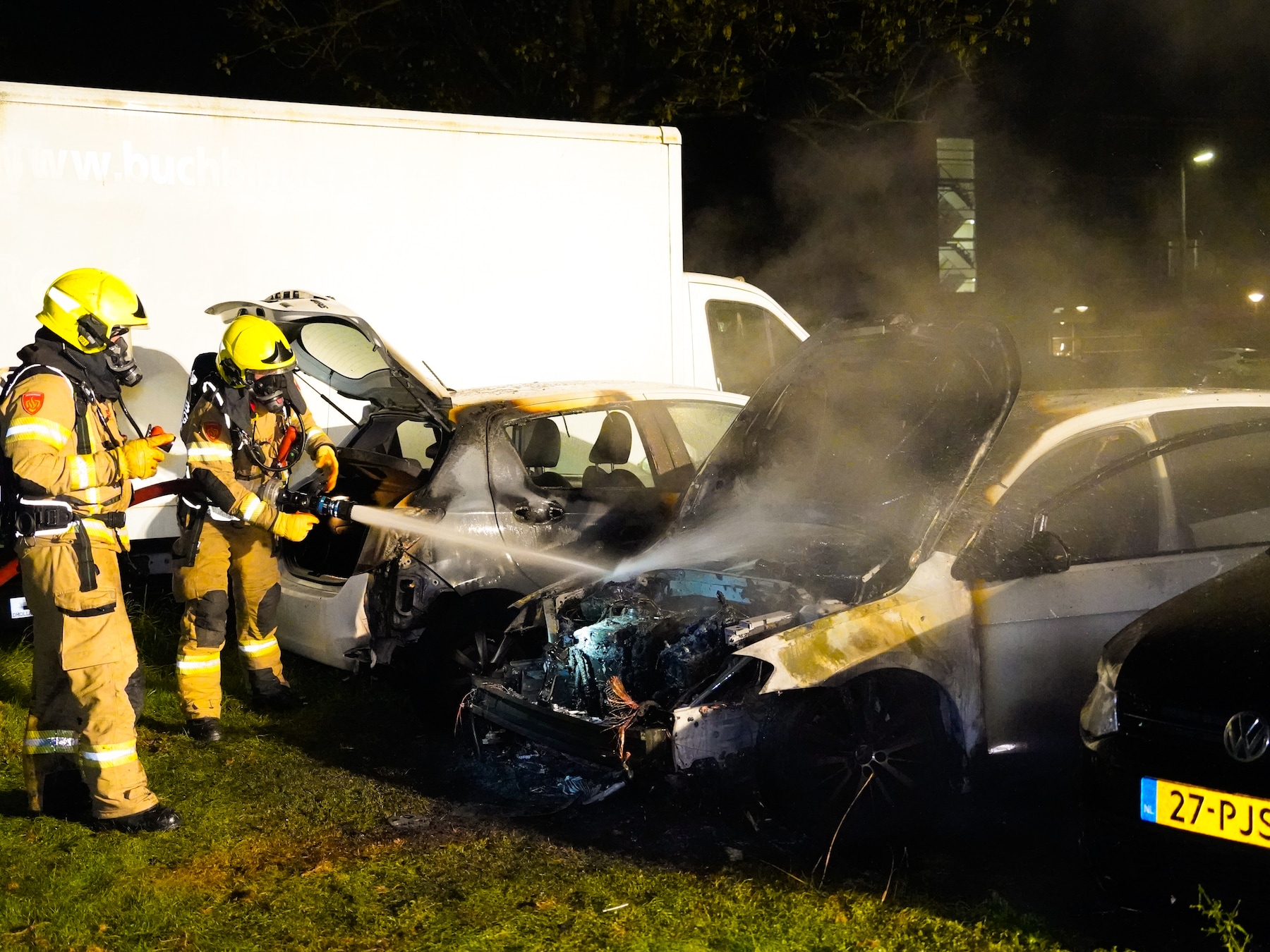 Drie auto’s beschadigd bij brand, buurt schrikt op van explosies