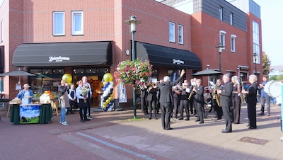 Serenade voor Zuivelhoeve Beuningen en herdenking in Beneden-Leeuwen