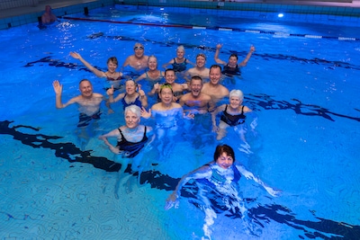 Om 6.15 uur kerstontbijten in speedo en zwempak: ‘We heten niet voor niets De Vroege Vogels!’