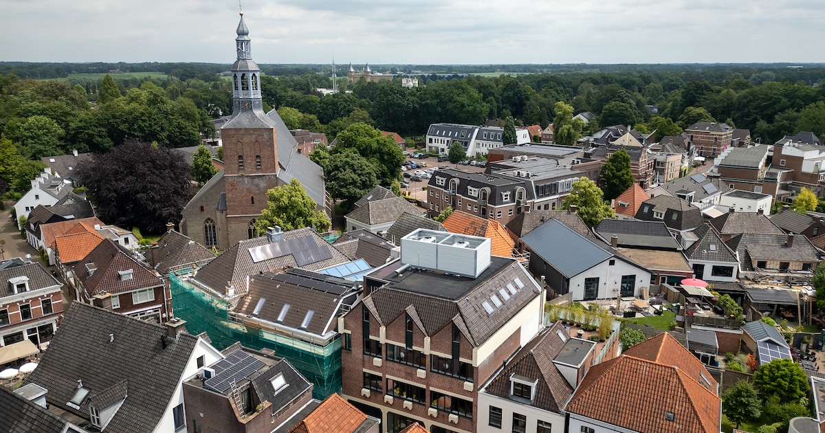 Warmtepompen steken boven stadhuis uit: vergunning ontbrak