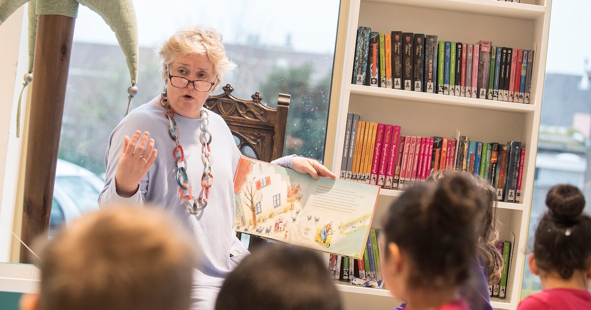 Annet leest kinderen voor in de bibliotheek: ‘Ze vinden de ondeugende boeken altijd het leukst’