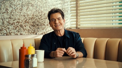 Hollywood-ac­teur Charlie Sheen heeft een bizar leven geleid, blijkt uit zijn nieuwe Netflix-documentaire
