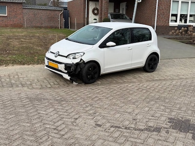 Montferlander (22) vlucht weg, maar crasht op geparkeerde auto en lijkt nu flink probleem te hebben
