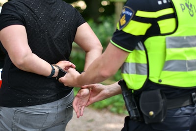 Man (40) valt ’s nachts vrouw aan, passerende fietsers grijpen in