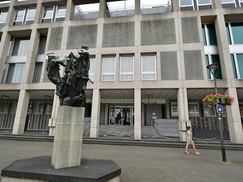 Zenuwachtige vrouw valt bij controle op en dat is niet voor niets: drugs en cash in de auto