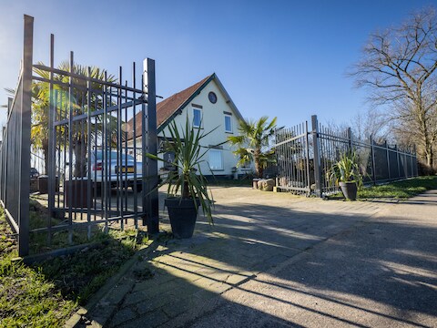 Het pand aan de Broeksestraat in het buitengebied van Gendt dat volgens de gemeente Lingewaard illegaal wordt bewoond.