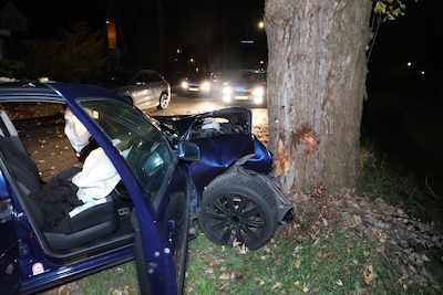Auto botst frontaal op boom in Haaften