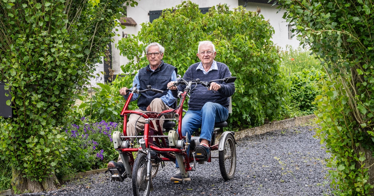 Na herseninfarct dacht Rob (77) dat fietsen voorbij was, tot Frans (79) naast hem kwam zitten