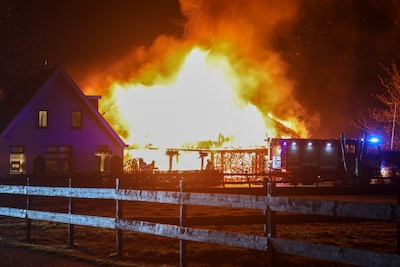 LIVE Oud en Nieuw | ME rukt uit naar Arnhemse wijk: ‘kogelhulzen gevonden’ • Schuurbrand zorgt voor vonkenregen op snelweg