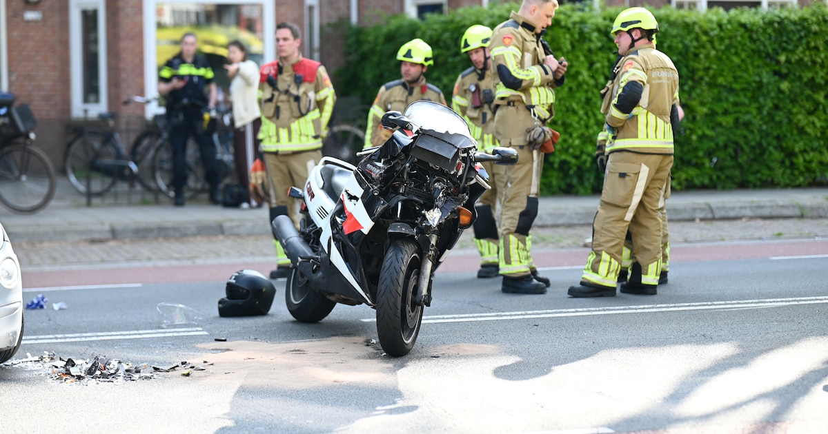 Groesbeekseweg afgesloten na botsing tussen auto en motor