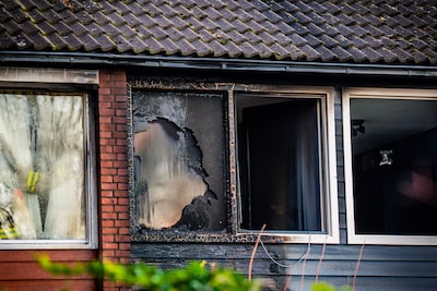 Woningbrand in Duiven: buurtbewoners blussen met emmers water
