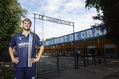 Dennis ontwierp nieuwe uitshirt De Graafschap, met daarop een plattegrond van de stad Doetinchem
