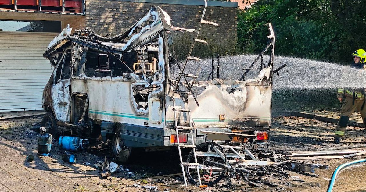 Camper brandt uit op Van Speijckstraat in Groenlo