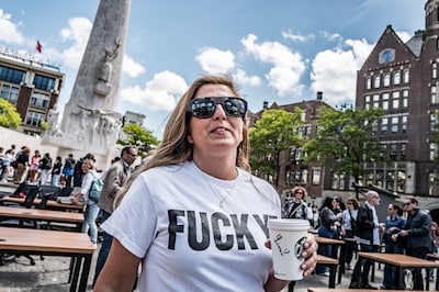 Antisemitische quotes van Ye op de Dam, protestborden bij Gelredome: zo betogen Joodse organisaties tegen rapper