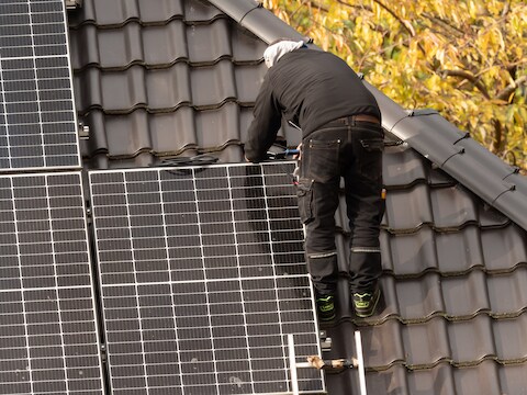 Zonnepanelen leveren straks gemiddeld 227 euro minder op per jaar: in déze gemeente ga je er het meest op achteruit 
