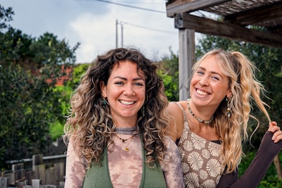 Plots stond de politie voor de deur bij Ik Vertrek-vriendinnen Nienke en Lysanne: ‘Spreek de taal niet eens’