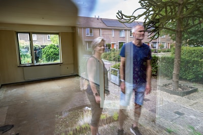 Lezers over stevige rekening voor kale tuin na overlijden Gonnie: ‘Dit slaat werkelijk helemaal nerg