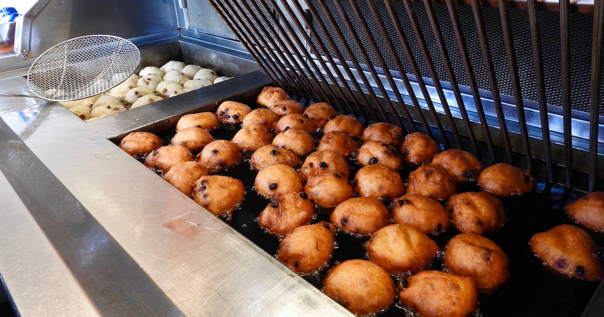 Oliebollenverkoop bij Het Ruilhus in Beek