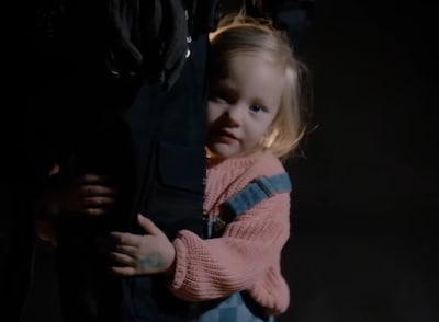 Dochtertje agent doet schattige, maar serieuze oproep richting oud & nieuw: ‘Dat papa veilig thuiskomt’