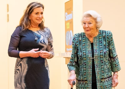Prinses Beatrix opent expositie Sacha de Boer, zij vertelt haar toepasselijke anekdote