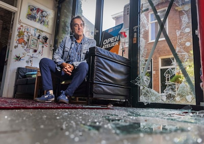 Voorbijgangers denken dat Dick (67) dood in zijn huis ligt, tot politie deur inbeukt en de waarheid ziet