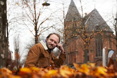 Tom (39) wordt opgewacht, uitgescholden en mishandeld omdat hij homo is: ‘Altijd op mijn hoede’
