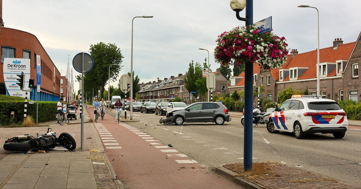 Motorrijder geschept door auto op kruising in Utrecht