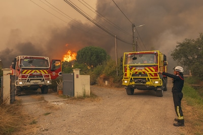 LIVE Natuurbranden | ‘Ongekende’ bosbrand rukt op naar Franse stad Bordeaux, brandweer Parijs springt bij