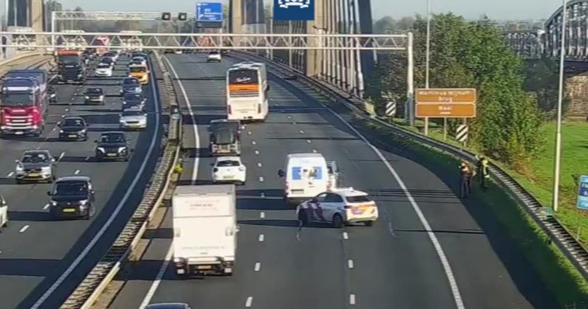 Rijstroken A2 weer vrij na ongeval op brug bij Zaltbommel.