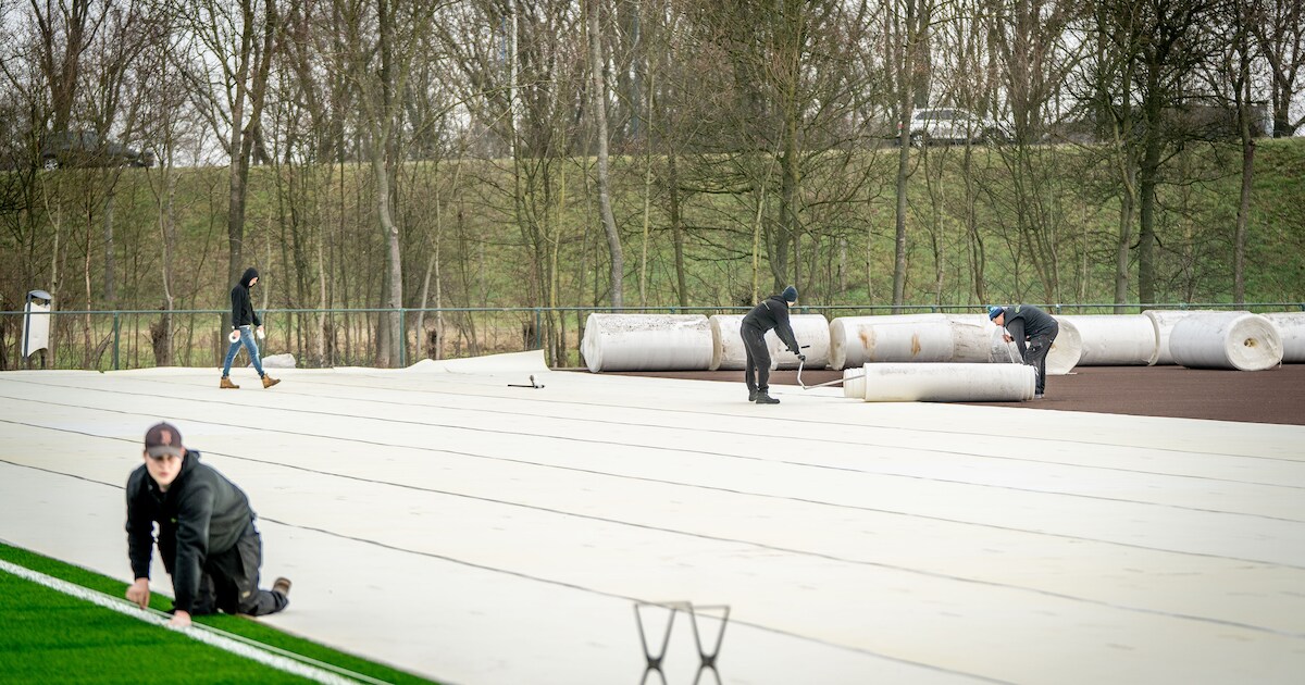 Eindelijk, 26 rollen kunstgras worden uitgerold bij WVW Weurt: ‘Voor de ...