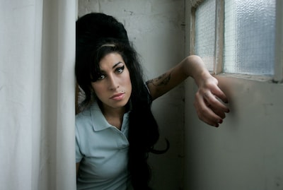 Vader Amy Winehouse verliest rechtszaak tegen twee vriendinnen van dochter over kleding