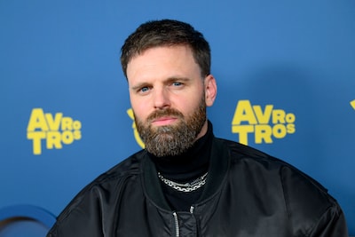 Tim Hofman kreeg kritiek op rok, nagellak en ketting op Televizier-Ring Gala: ‘Bepaal zelf wat je aandoet’