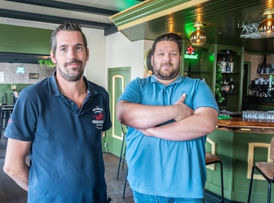 Elmar en Hans beginnen kroeg in Milsbeek, tegen alle adviezen in: ‘Goedkope drank en gratis spellen’