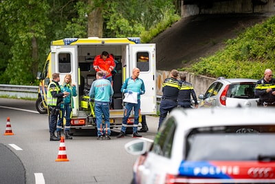 Auto’s scheuren door over afgezette A15, terwijl hulpverleners leven proberen te redden