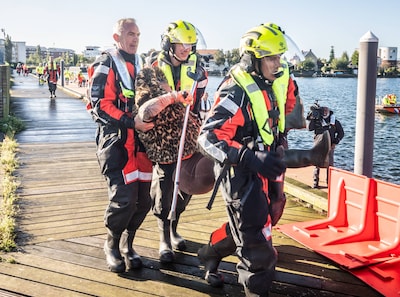 Het water dreigt dit dorp te verzwelgen, maar één vrouw weigert haar klapstoel te verlaten: ‘Ik ga d