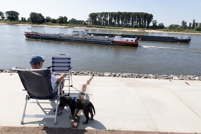 ‘Het water begint té laag te komen’: schippers vrezen dat ook de rivier op slot gaat