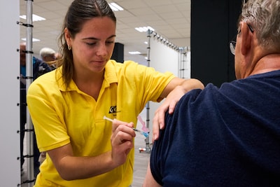 RIVM ziet dit jaar forse daling coronaprik: opkomst 60-plussers keldert